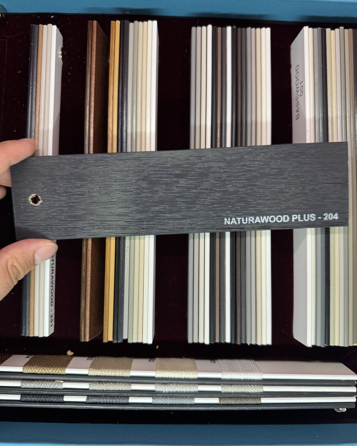 Antrasit meşe 50 mm gerçek Pervonya ahşap jaluzi perde numunesi, NATURAWOOD PLUS 204