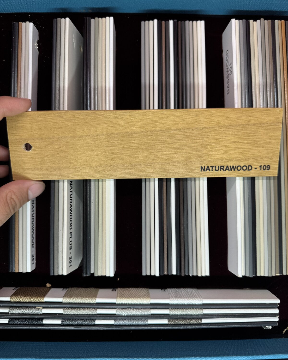 Bal meşe 50 mm gerçek Pervonya ahşap jaluzi perde numunesi, NATURAWOOD 109