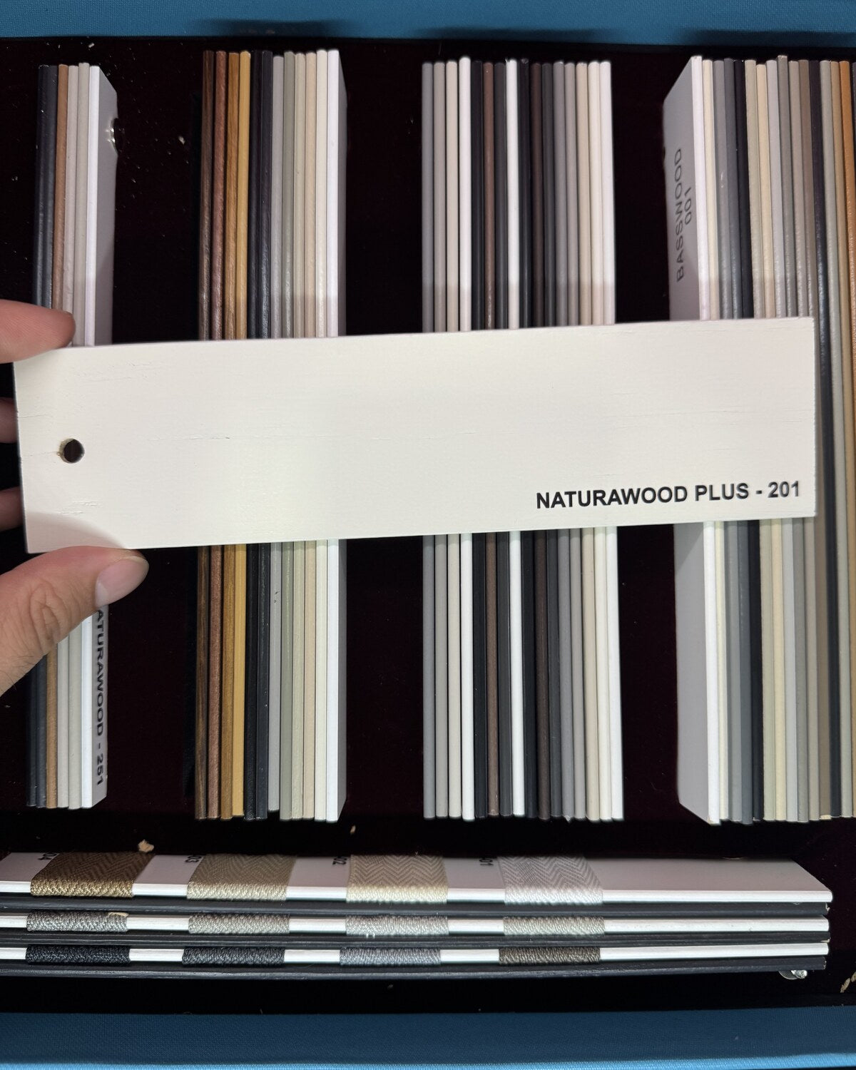 Beyaz meşe 50 mm gerçek Pervonya ahşap jaluzi perde numunesi, NATURAWOOD PLUS 201