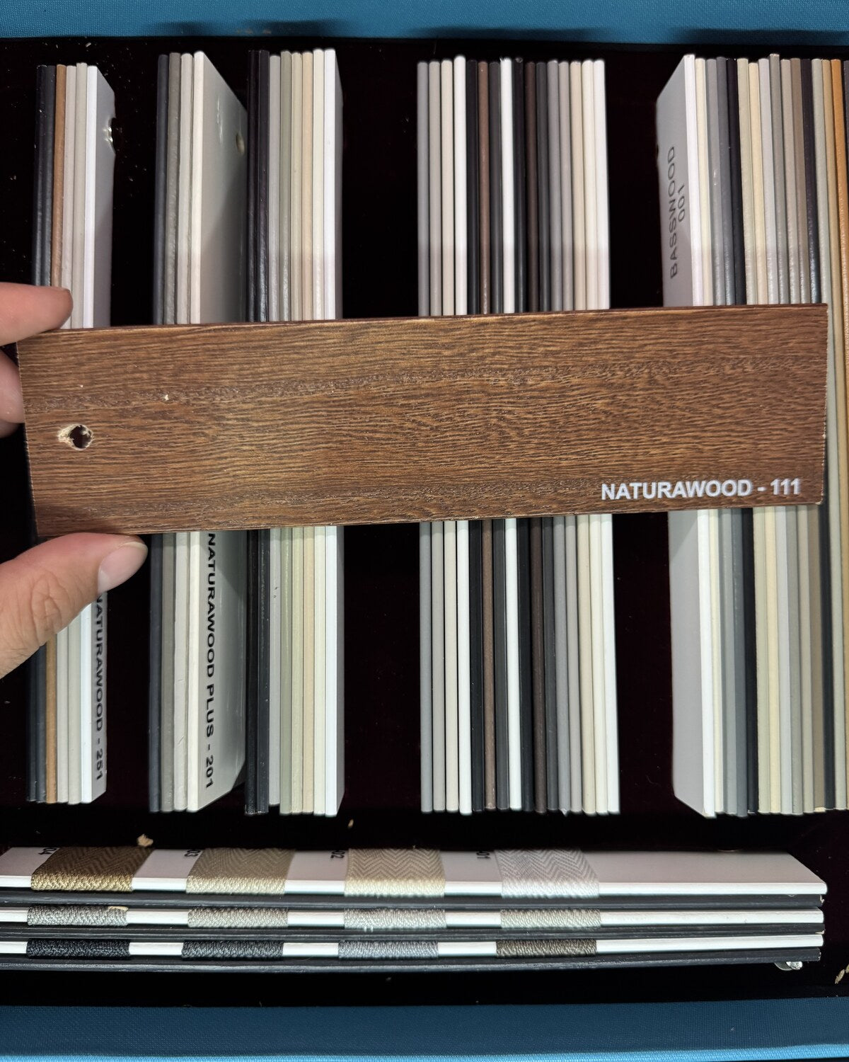 Ceviz 50 mm gerçek Pervonya ahşap jaluzi perde numunesi, NATURAWOOD 111