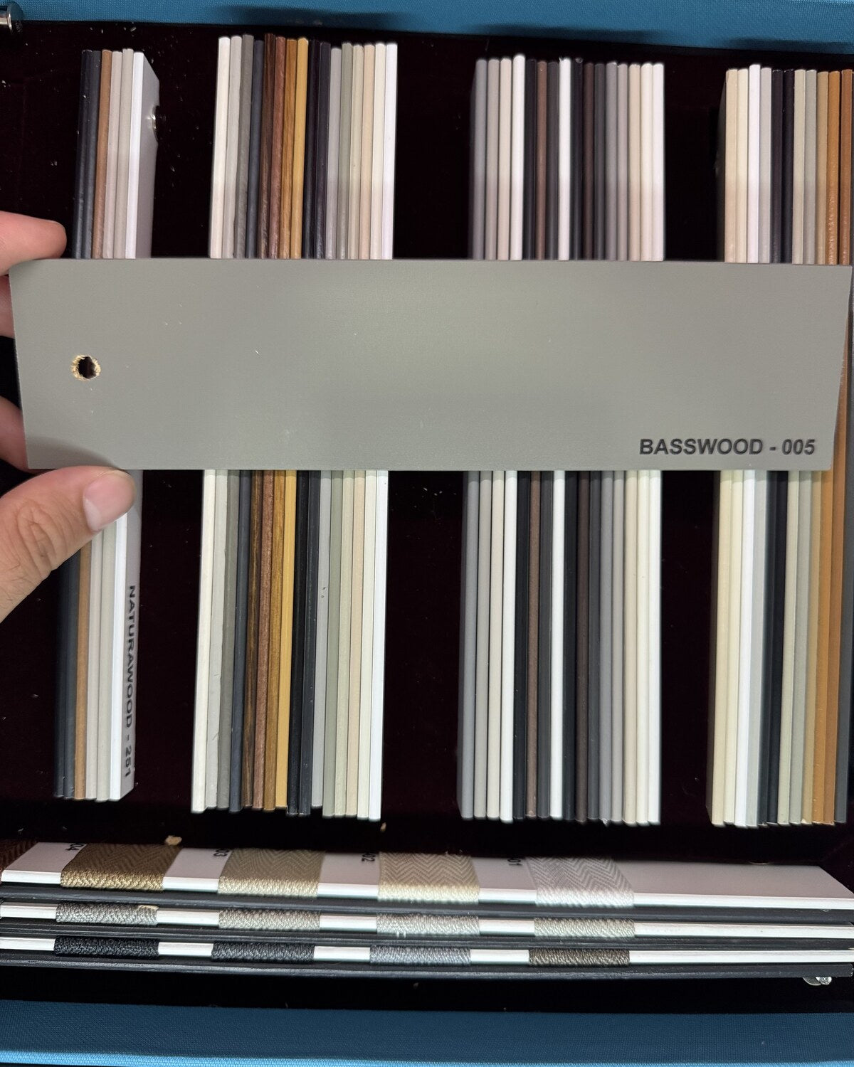 Koyu vizon 50 mm gerçek Ihlamur ahşap jaluzi perde numunesi, BASSWOOD 005